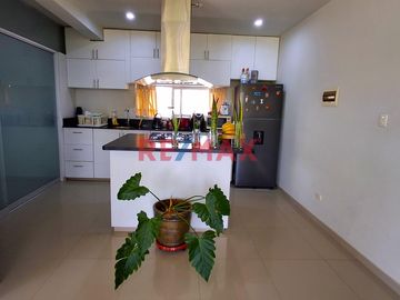 🌿✨ Descubre el encanto rústico y la tranquilidad de vivir en una hermosa casa de campo en Piura. ✨🌿

🏡 Esta encantadora residencia de dos pisos ofre