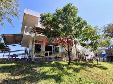 🌿✨ Descubre el encanto rústico y la tranquilidad de vivir en una hermosa casa de campo en Piura. ✨🌿

🏡 Esta encantadora residencia de dos pisos ofre