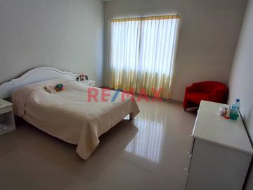 🌿✨ Descubre el encanto rústico y la tranquilidad de vivir en una hermosa casa de campo en Piura. ✨🌿

🏡 Esta encantadora residencia de dos pisos ofre
