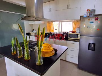 🌿✨ Descubre el encanto rústico y la tranquilidad de vivir en una hermosa casa de campo en Piura. ✨🌿

🏡 Esta encantadora residencia de dos pisos ofre