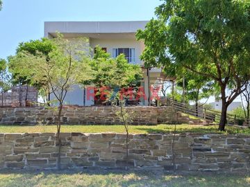 🌿✨ Descubre el encanto rústico y la tranquilidad de vivir en una hermosa casa de campo en Piura. ✨🌿

🏡 Esta encantadora residencia de dos pisos ofre
