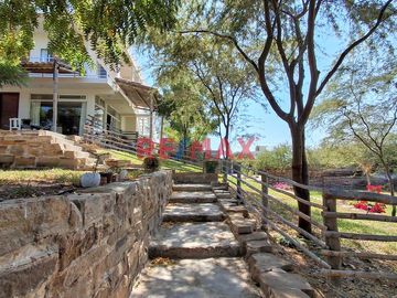 🌿✨ Descubre el encanto rústico y la tranquilidad de vivir en una hermosa casa de campo en Piura. ✨🌿

🏡 Esta encantadora residencia de dos pisos ofre