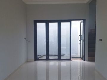 Rumah 2 lantai dengan smart door lock,lokasi strategis dengan CCTV per unit