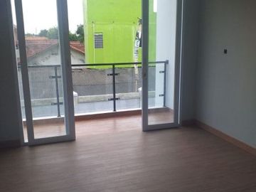 Rumah 2 lantai dengan smart door lock,lokasi strategis dengan CCTV per unit