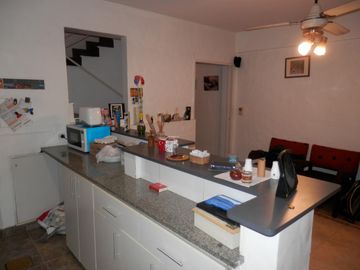 Casa de 5 ambientes con patio y terraza.