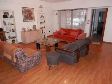 Casa de 5 ambientes con patio y terraza.