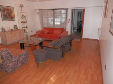 Casa de 5 ambientes con patio y terraza.