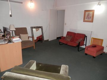 Casa de 5 ambientes con patio y terraza.