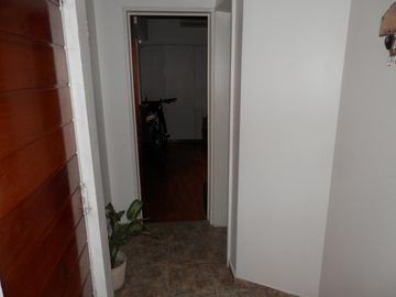 Casa de 5 ambientes con patio y terraza.