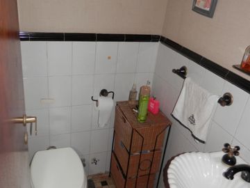 Casa de 5 ambientes con patio y terraza.