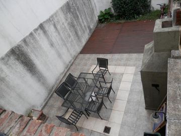 Casa de 5 ambientes con patio y terraza.