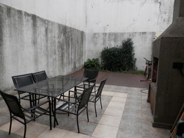 Casa de 5 ambientes con patio y terraza.