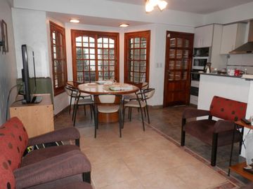 Casa de 5 ambientes con patio y terraza.