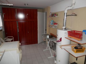 Casa de 5 ambientes con patio y terraza.