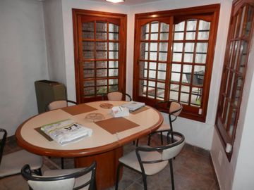 Casa de 5 ambientes con patio y terraza.