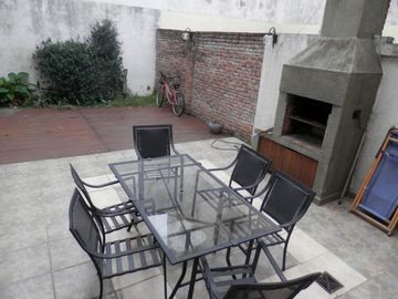 Casa de 5 ambientes con patio y terraza.