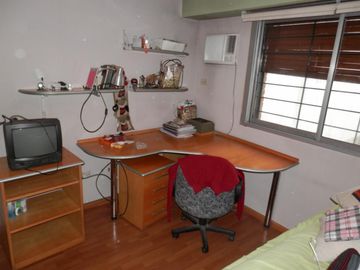 Casa de 5 ambientes con patio y terraza.