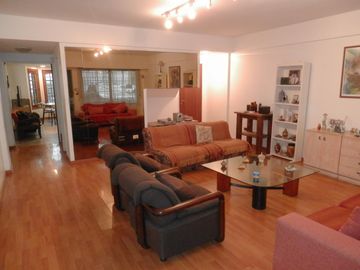Casa de 5 ambientes con patio y terraza.