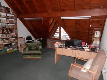 Casa de 5 ambientes con patio y terraza.