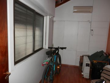 Casa de 5 ambientes con patio y terraza.