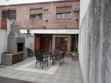 Casa de 5 ambientes con patio y terraza.