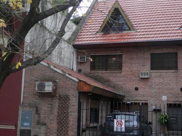 Casa de 5 ambientes con patio y terraza.