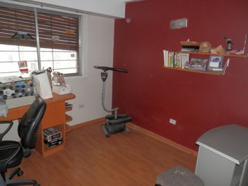 Casa de 5 ambientes con patio y terraza.