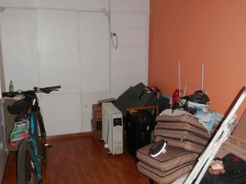 Casa de 5 ambientes con patio y terraza.