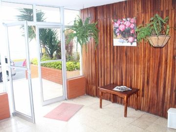 HERMOSO Y ACOGEDOR DEPARTAMENTO UBICADO EN MODERNO CONDOMINIO FRENTE AL MAR