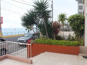 HERMOSO Y ACOGEDOR DEPARTAMENTO UBICADO EN MODERNO CONDOMINIO FRENTE AL MAR