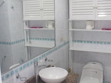 HERMOSO Y ACOGEDOR DEPARTAMENTO UBICADO EN MODERNO CONDOMINIO FRENTE AL MAR