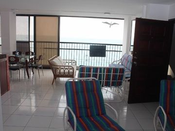 HERMOSO Y ACOGEDOR DEPARTAMENTO UBICADO EN MODERNO CONDOMINIO FRENTE AL MAR