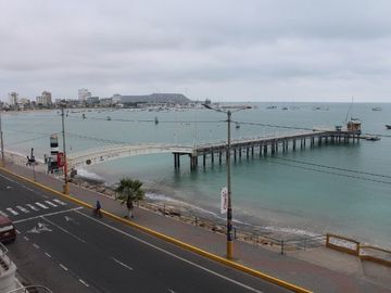 HERMOSO Y ACOGEDOR DEPARTAMENTO UBICADO EN MODERNO CONDOMINIO FRENTE AL MAR