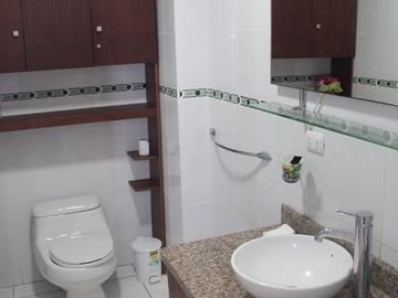 HERMOSO Y ACOGEDOR DEPARTAMENTO UBICADO EN MODERNO CONDOMINIO FRENTE AL MAR