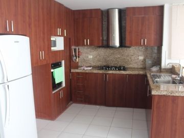HERMOSO Y ACOGEDOR DEPARTAMENTO UBICADO EN MODERNO CONDOMINIO FRENTE AL MAR