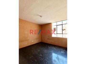 🏡 ¡Remodela a tu gusto! 
Casa en el corazón de Chiclayo – ¡Ubicación inmejorable! 🔑

¿Buscas una propiedad con excelente ubicación y potencial?
Es