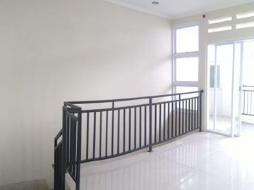 RUMAH 2 LANTAI DI BEKASI DEKAT PINTU TOL JATIWARNA