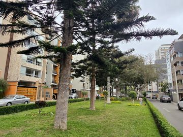 El balance perfecto entre comodidad y estilo. Este exclusivo edificio de sólo 17 departamentos en el límite de Barranco y Miraflores combina diseño ur