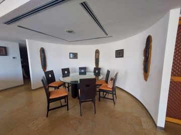 Departamento sobre Playa y sobre Av. Costera