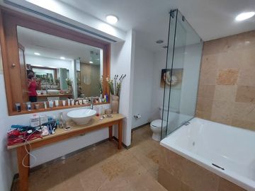 Departamento sobre Playa y sobre Av. Costera