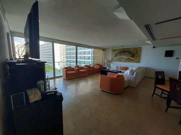 Departamento sobre Playa y sobre Av. Costera