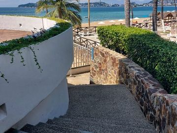 Departamento sobre Playa y sobre Av. Costera