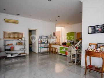 Rumah Hoek di Intercon,Jakarta Barat