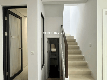 Rumah Modern 3 KT Dekat UPJ Stasiun Dan BXC Mall NY 17753