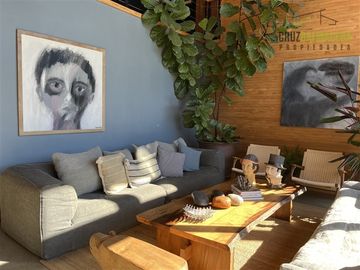 Preciosa casa rodeada de un jardín único con piscina natural