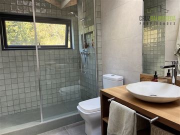 Preciosa casa rodeada de un jardín único con piscina natural