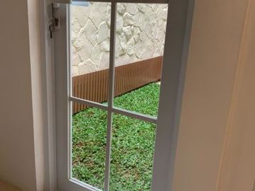 DIJUAL CEPAT RUMAH MODERN CLASSIC SEMI FURNISH SIAP HUNI DI BSD