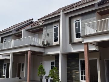 hunian 2 lantai lokasi dekat jalan raya strategis