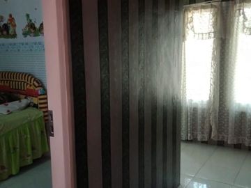 Rumah 2 Lantai Kuning Minimalis di Tegal Besar Jember