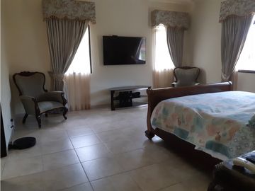 SEA Confiable Vende Casa de esquina con Piscina en Clayton Village